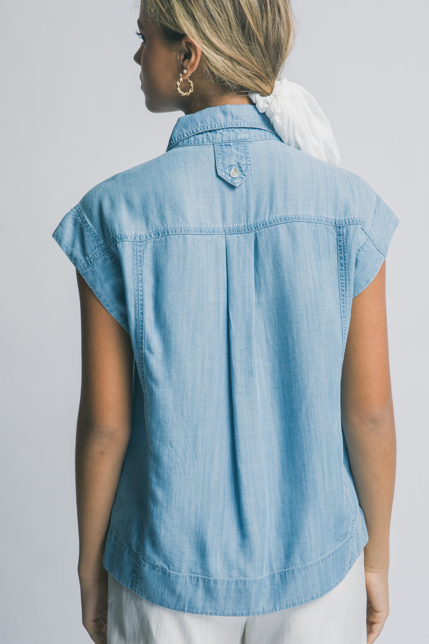 TENCEL SLEEVELESS COLLARED SHIRT