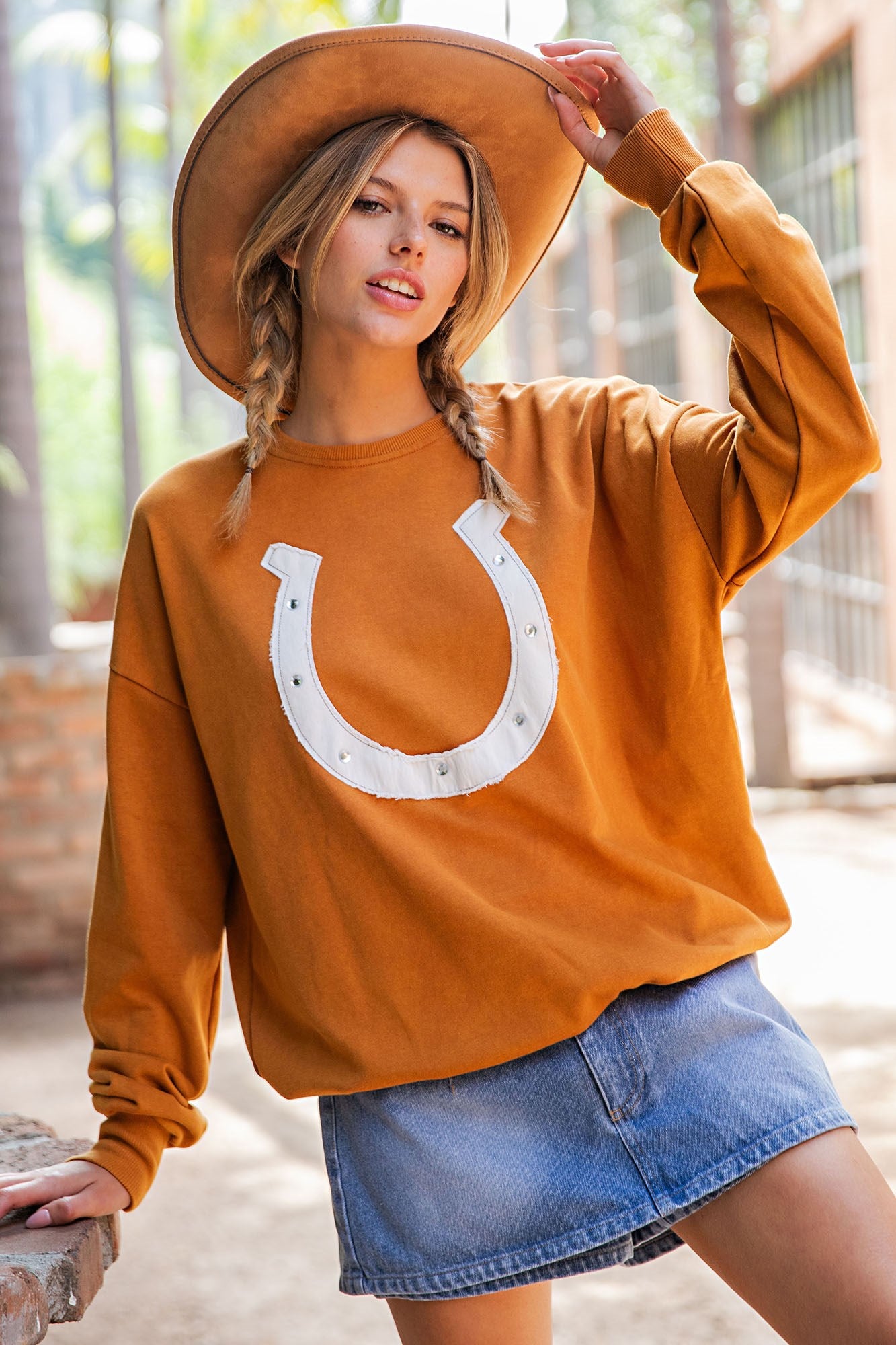 SNOW WASHED HORSESHOE PULLOVER