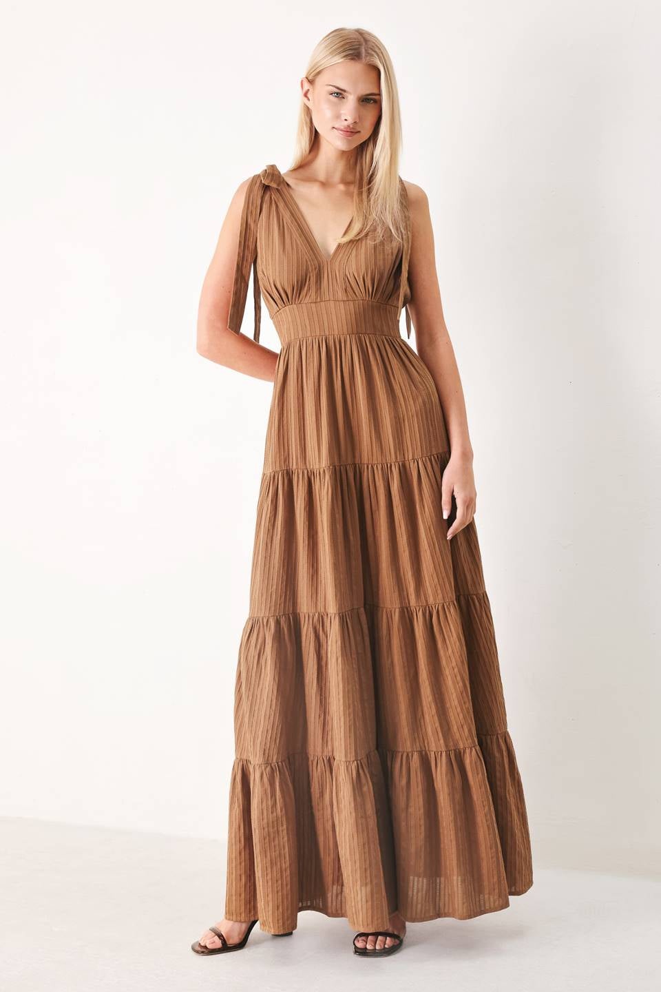 TEXTURED WOVEN TIERED MAXI DRESS
