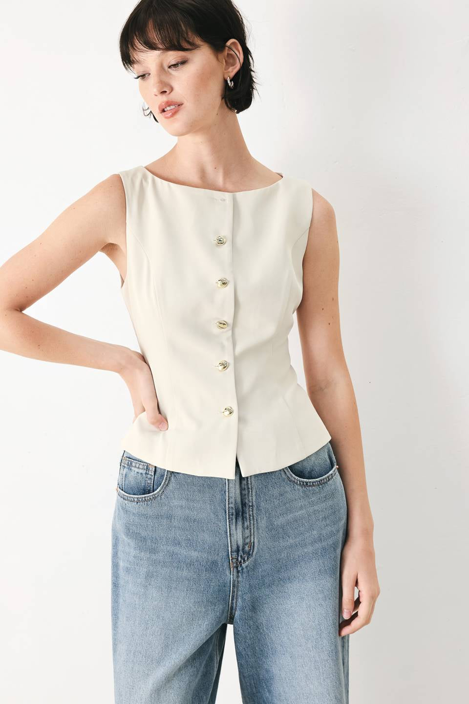 SOLID WOVEN BUTTON DOWN VEST