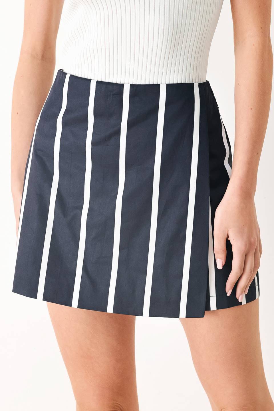 STRIPED WOVEN SKORT