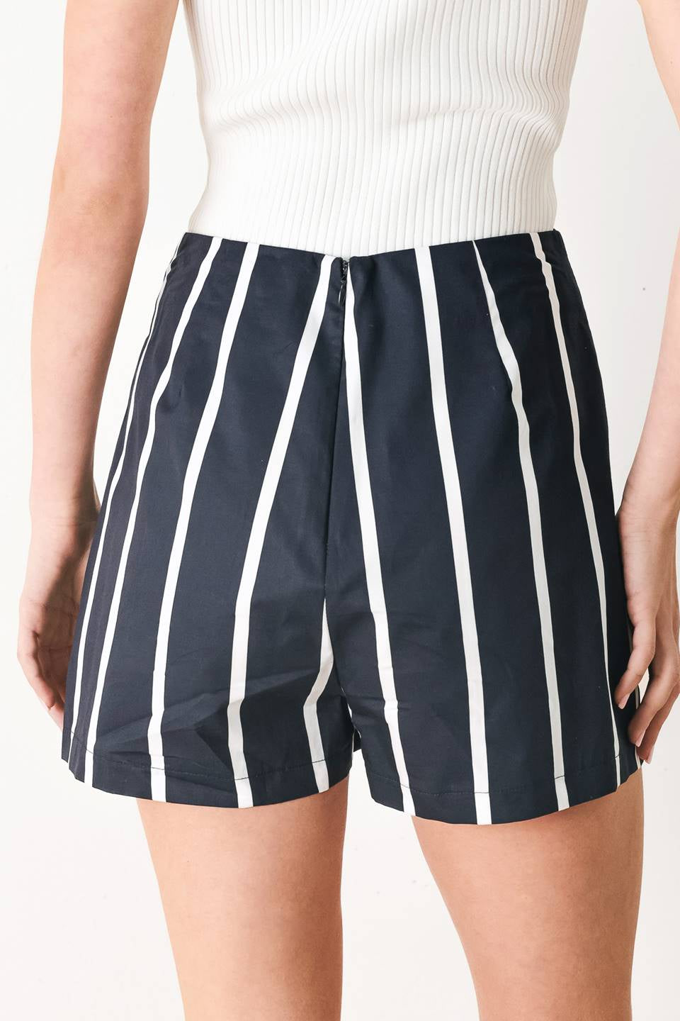 STRIPED WOVEN SKORT