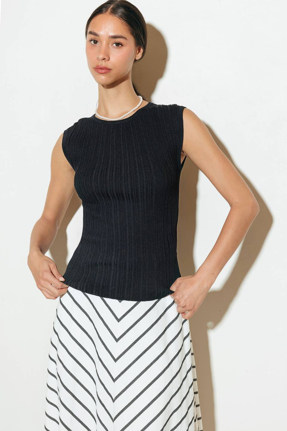 A SWEATER KNIT SLEEVELESS SOLID TANK TOP