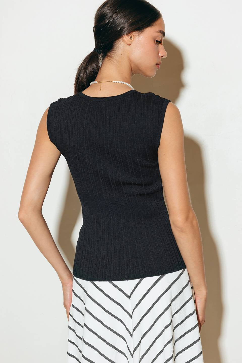 A SWEATER KNIT SLEEVELESS SOLID TANK TOP