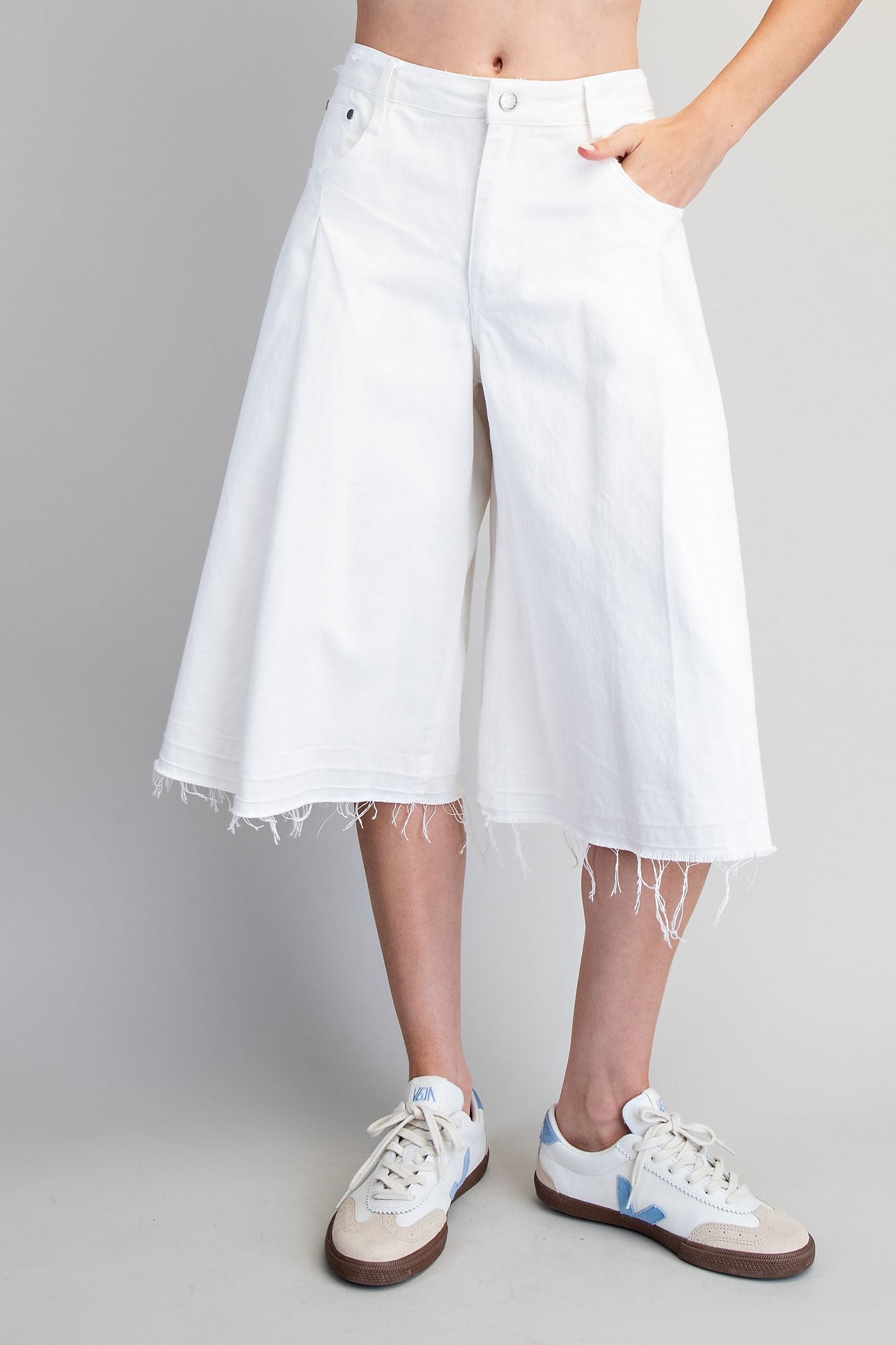 VINTAGE INSPIRED DISTRESSED HEM SOLID SHORTS