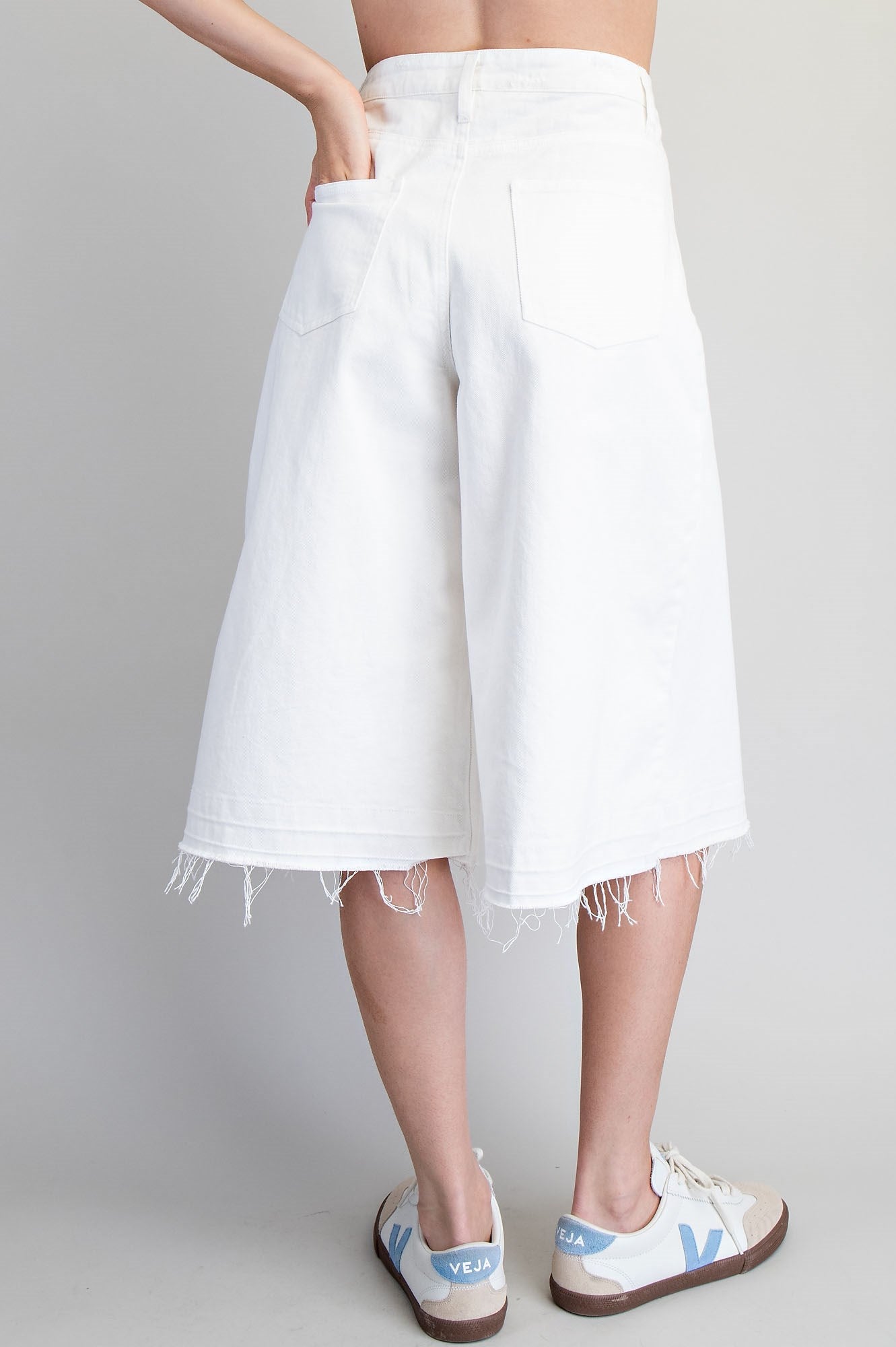 VINTAGE INSPIRED DISTRESSED HEM SOLID SHORTS