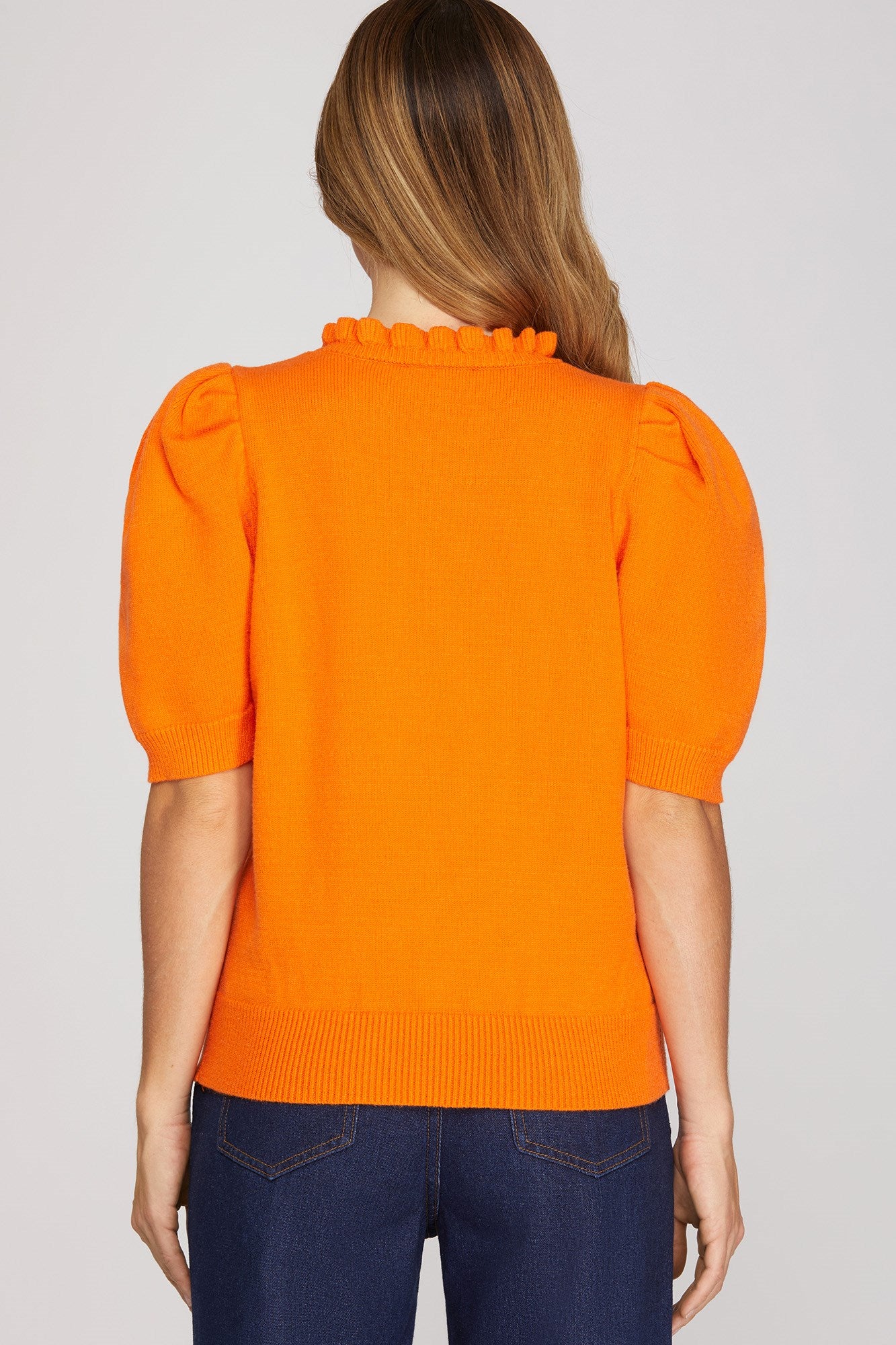 SHORT SLEEVE RUFFLED NECK TOP