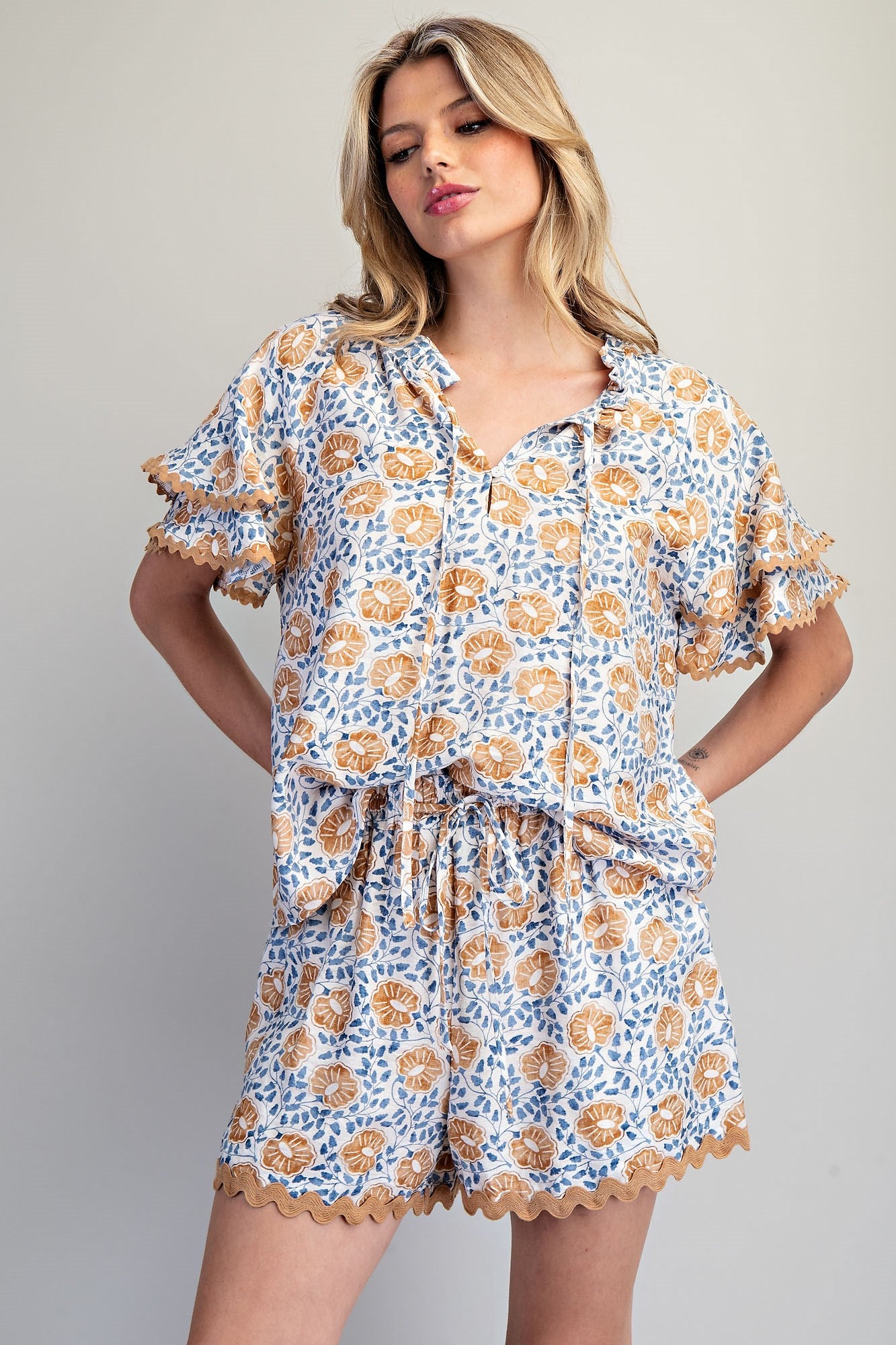 FLORAL PRINTED FLUTTER SLEEVE BLOUSE