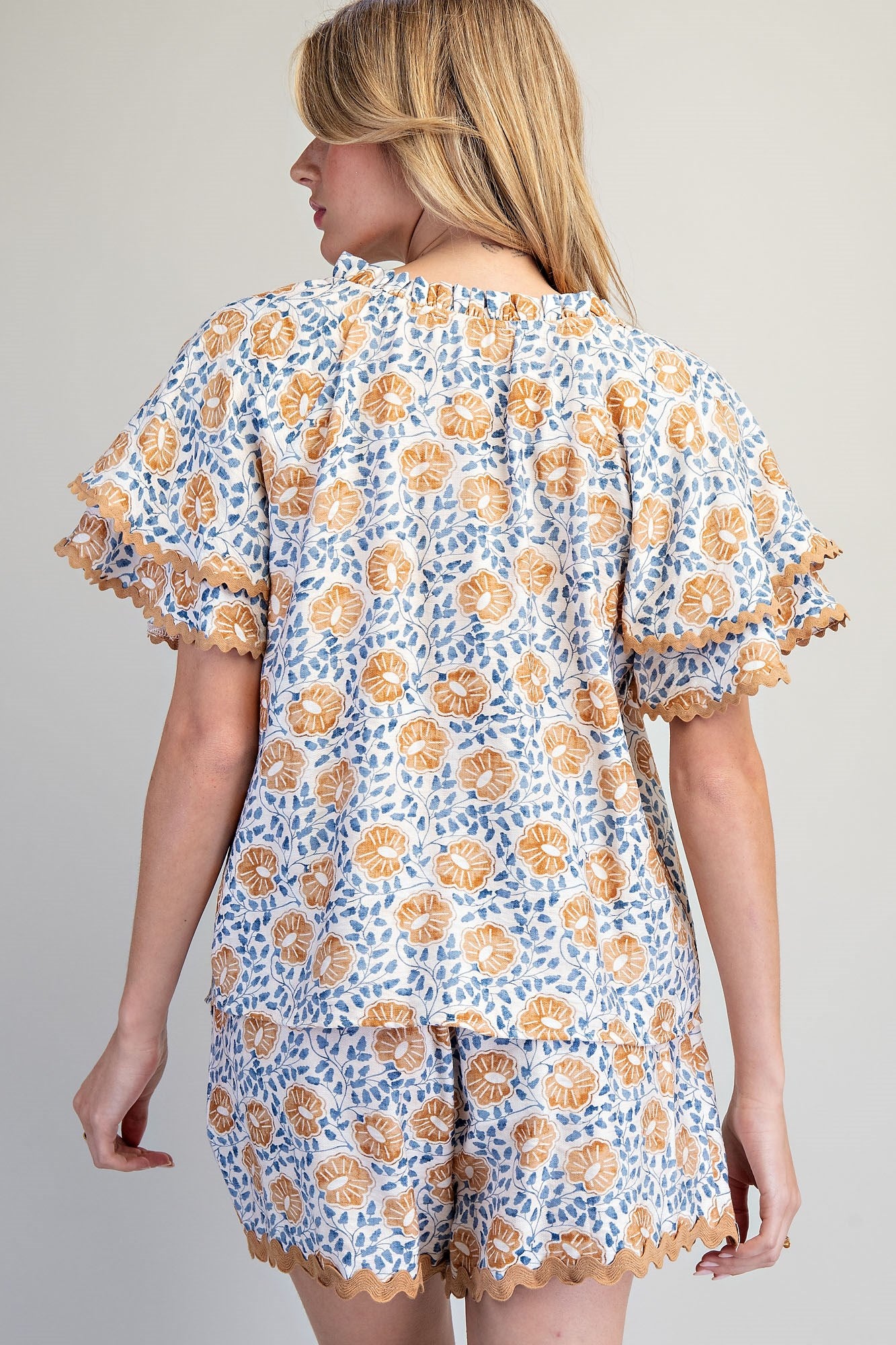 FLORAL PRINTED FLUTTER SLEEVE BLOUSE