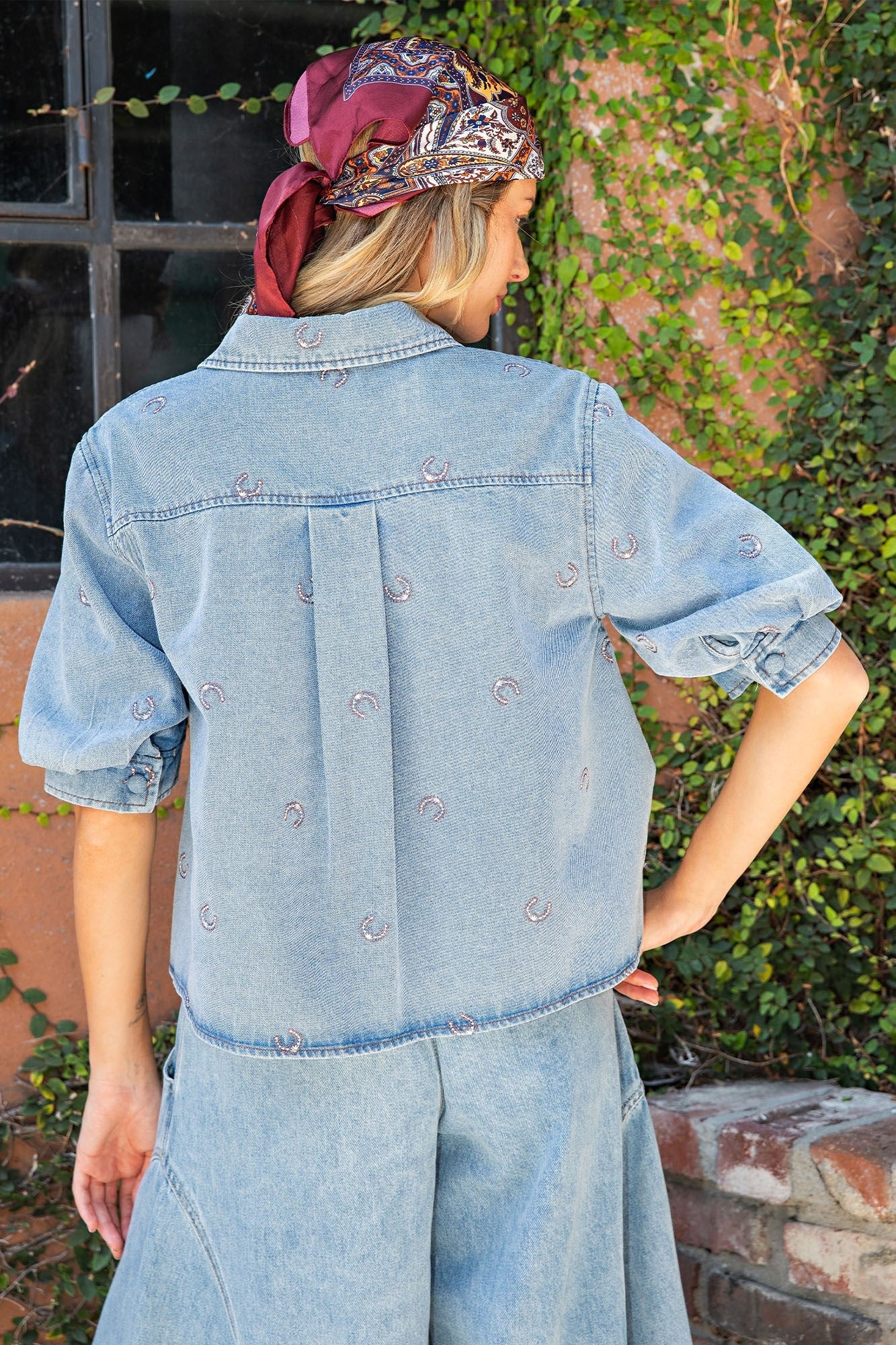 MINERAL WASHED HORSESHOE PUFF SLEEVE SHIRT